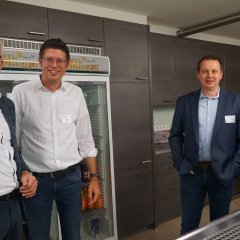 Bürgermeister Stephan Muckel, Erster Beigeordneter Dr. Hans-Heiner Gotzen und städtischer Mitarbeiter Michael Wirtz hinter der Theke.