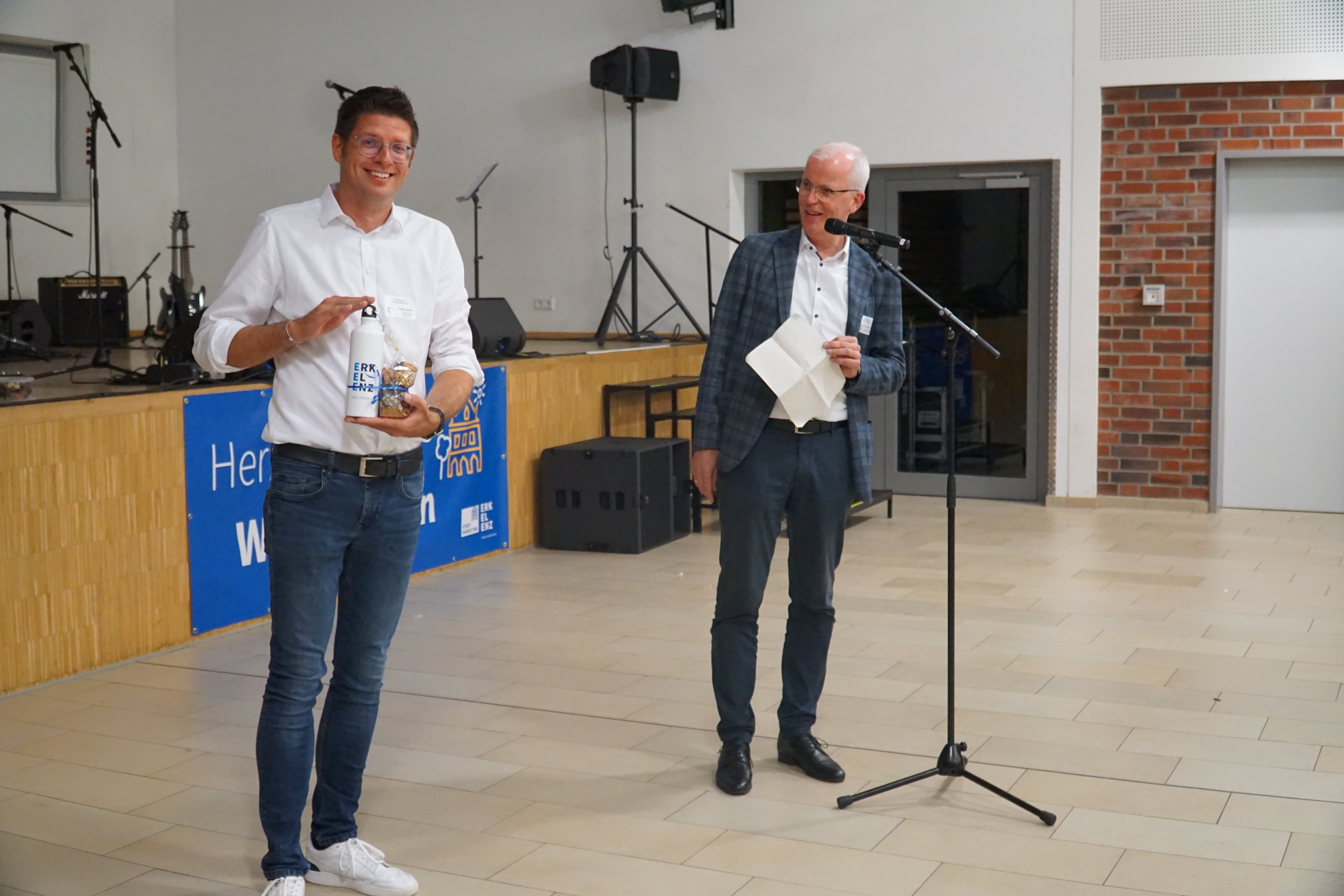 Stephan Muckel und Dr. Hans-Heiner Gotzen bei der Übergabe der Präsente.
