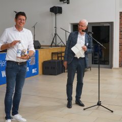 Stephan Muckel und Dr. Hans-Heiner Gotzen bei der Übergabe der Präsente.