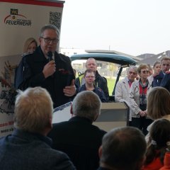 Helmut van der Beek, Leiter der Erkelenzer Feuerwehr, am Rednerpult.