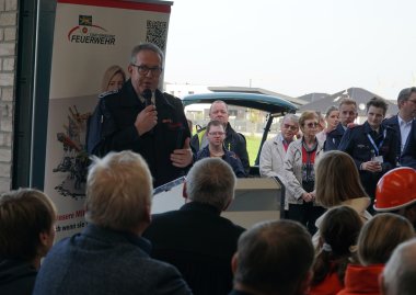 Helmut van der Beek, Leiter der Erkelenzer Feuerwehr, am Rednerpult.