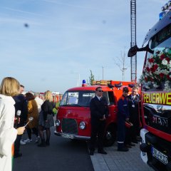 Frau Rothkranz von der Pfarrei Christkönig Erkelenz segnet das neue Fahrzeug.