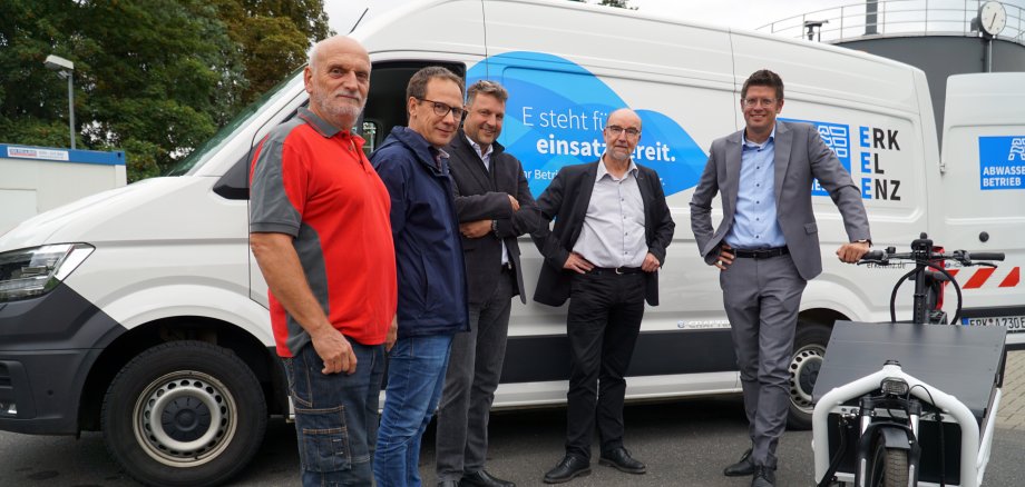 Bei der Begutachtung des elektrischen Fuhrparks der Erkelenzer Kläranlage dabei: Manfred Fischer, Betriebsleiter, mit Klimaschutzmanager Oliver Franz, Bernhard Rembarz, Leiter des Tiefbauamtes, sowie Technischem Beigeordneten Ansgar Lurweg und Bürgermeister Stephan Muckel.