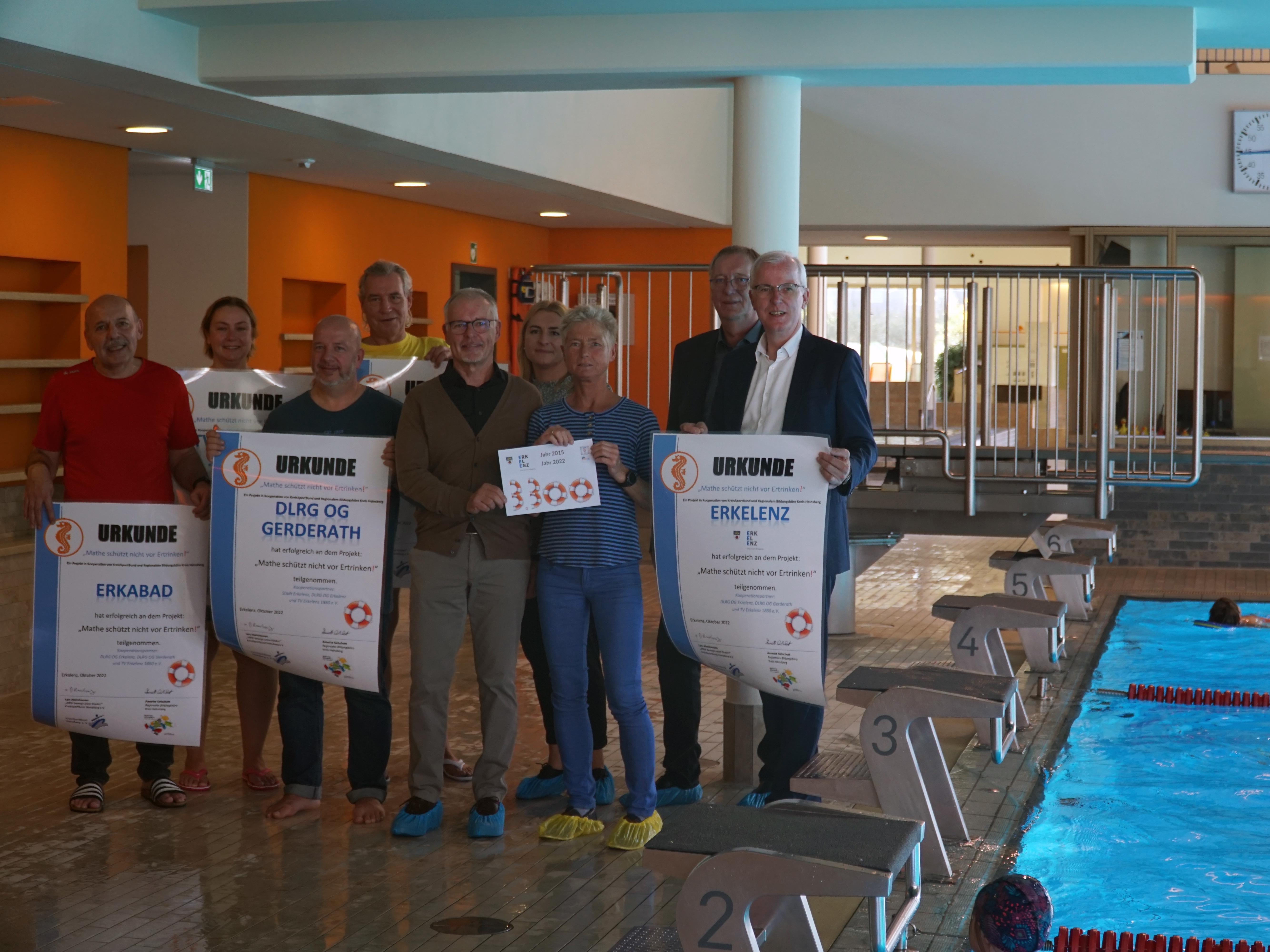 Gruppenbild von Vertretungen der Initiativen hinter dem Projekt Mathe schützt nicht vor Ertrinken