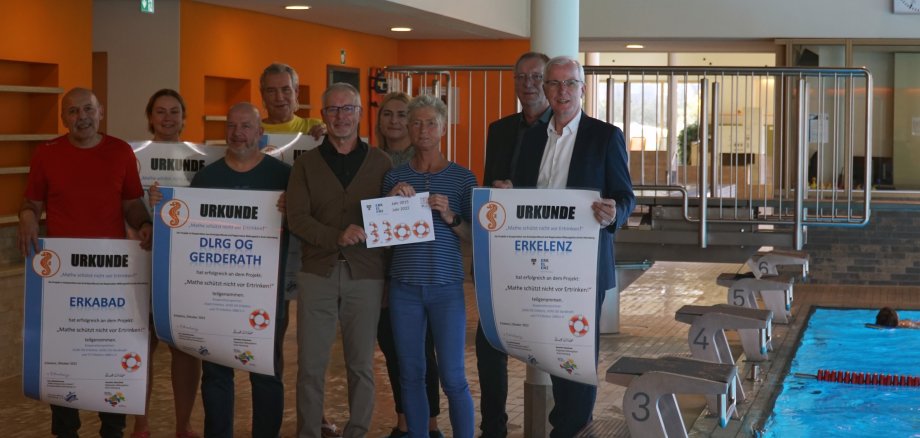 Gruppenbild von Vertretungen der Initiativen hinter dem Projekt Mathe schützt nicht vor Ertrinken
