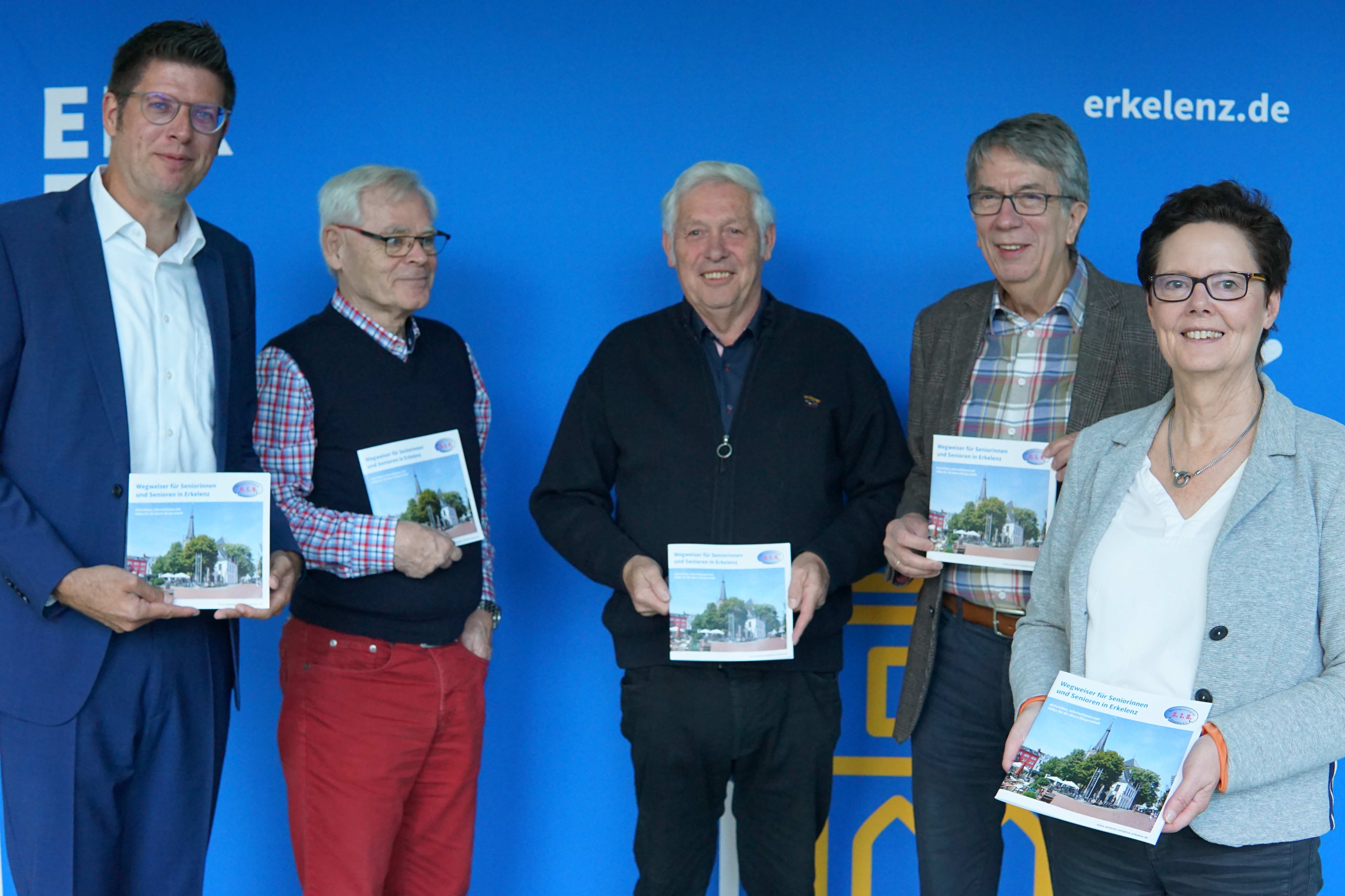 Gruppenfoto mit den Initiatoren der Senioreninitive, Bürermeister Stephan Muckel und der städtischen Mitarbeiterin Friederike Grates.