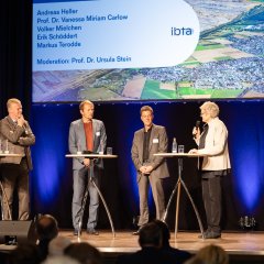 Podiumsrunde - v. links: Andreas Heller (Bürgermeister Stadt Elsdorf), Erik Schöddert (Leiter Flächenmanagement RWE Power), Markus Terodde (Dezernent Städteregion Aachen), Volker Mielchen (Geschäftsführer Zweckverband Landfolge Garzweiler) und Moderatorin Prof. Dr. Ursula Stein (Stein Stadt- und Regionalplanung)