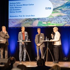 Podiumsrunde - v. links: Andreas Heller (Bürgermeister Stadt Elsdorf), Erik Schöddert (Leiter Flächenmanagement RWE Power), Markus Terodde (Dezernent Städteregion Aachen), Volker Mielchen (Geschäftsführer Zweckverband Landfolge Garzweiler) und Moderatorin Prof. Dr. Ursula Stein (Stein Stadt- und Regionalplanung)