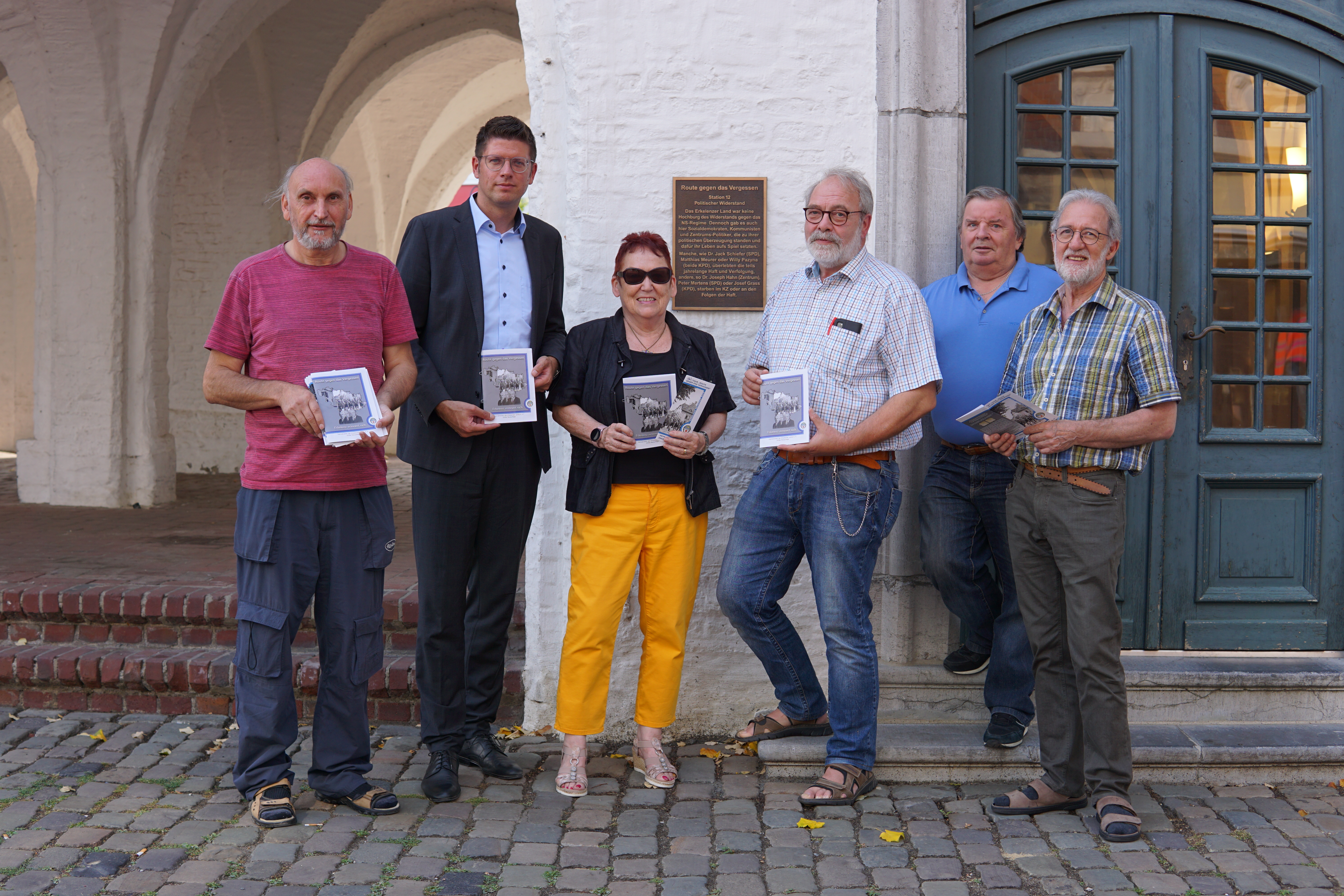 Gruppenbild Heimatverein und Bürgermeister Stephan Muckel stellen Broschüre zur Route gegen das Vergessen vor