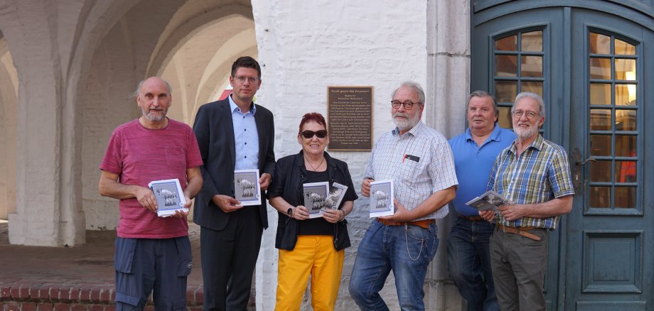 Gruppenbild Heimatverein und Bürgermeister Stephan Muckel stellen Broschüre zur Route gegen das Vergessen vor