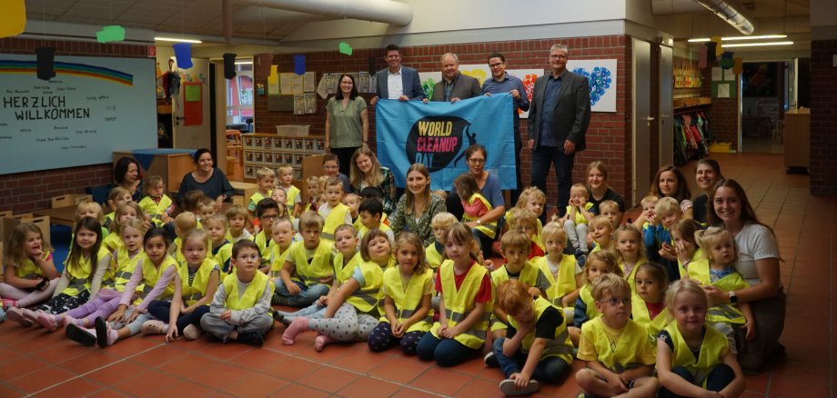 Gruppenbild Warnwesten Kita-Kinder - alle machen mit beim Dreck-weg-Tag