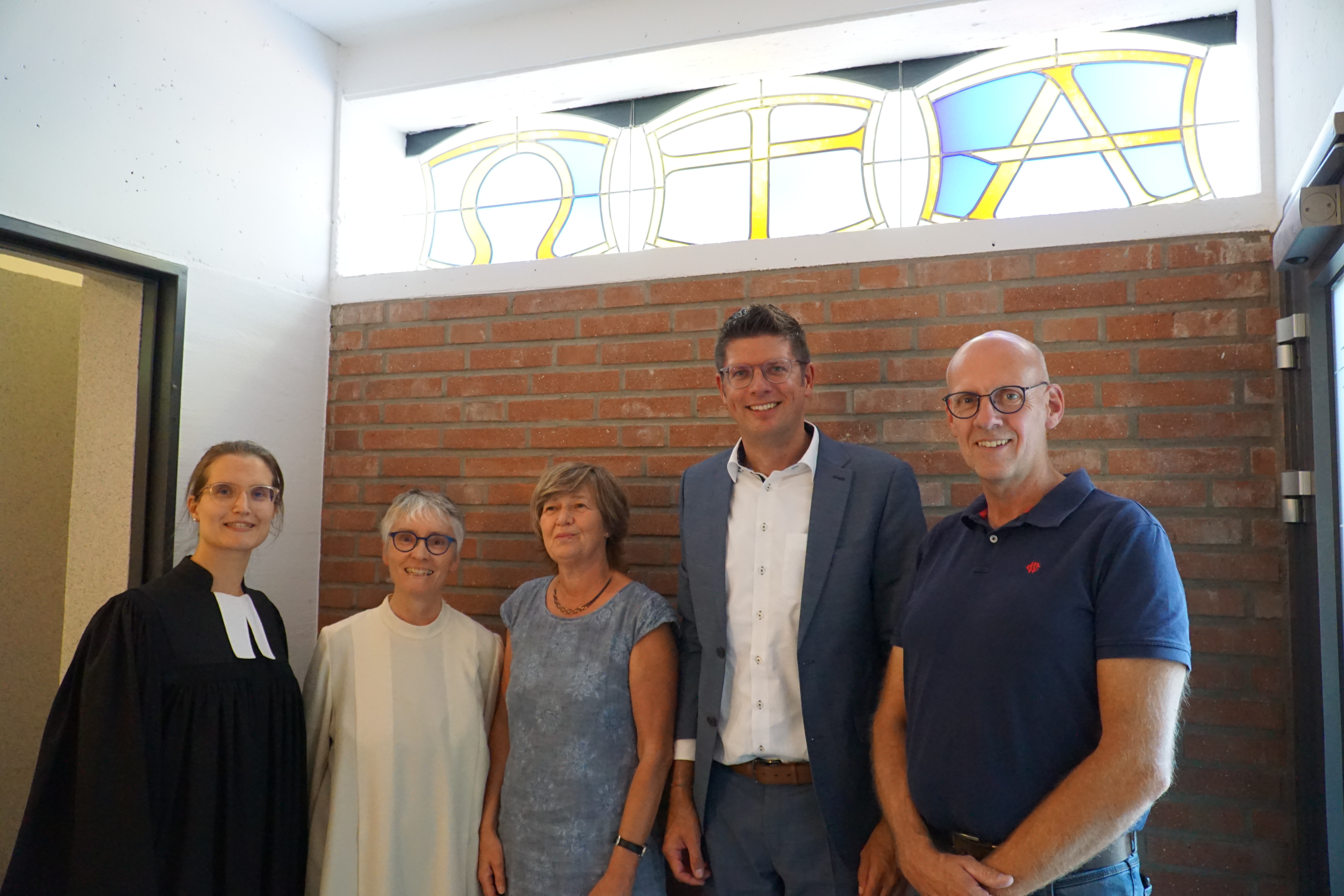 Gruppenbild mit Bürgermeister Stephan Muckel sowie kirchlichen und politischen Vertretungen.