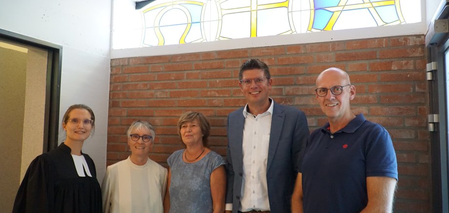Gruppenbild mit Bürgermeister Stephan Muckel sowie kirchlichen und politischen Vertretungen.