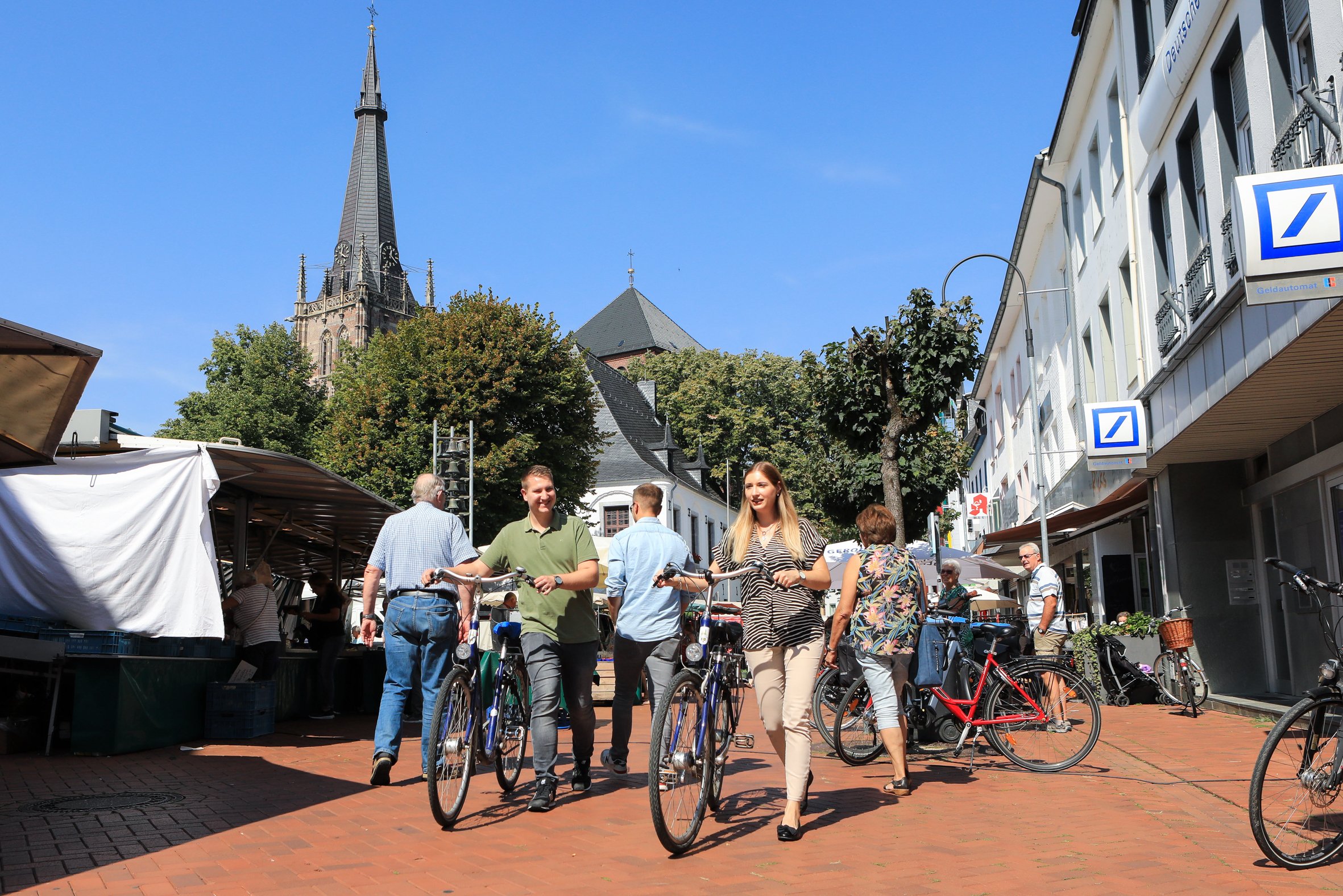 Markplatz mit Menschen