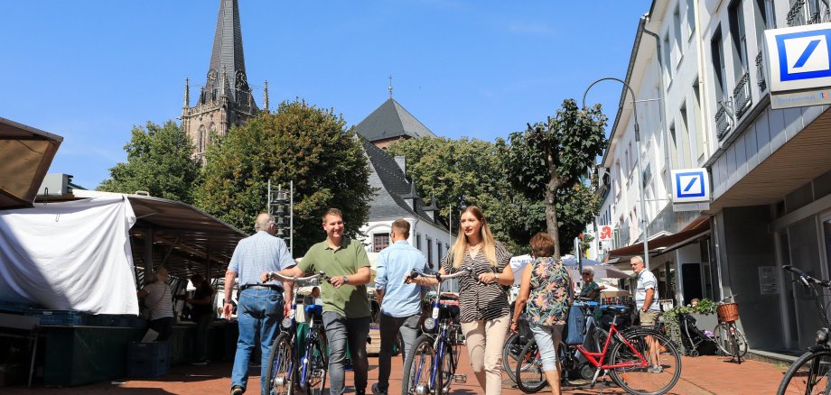 Markplatz mit Menschen