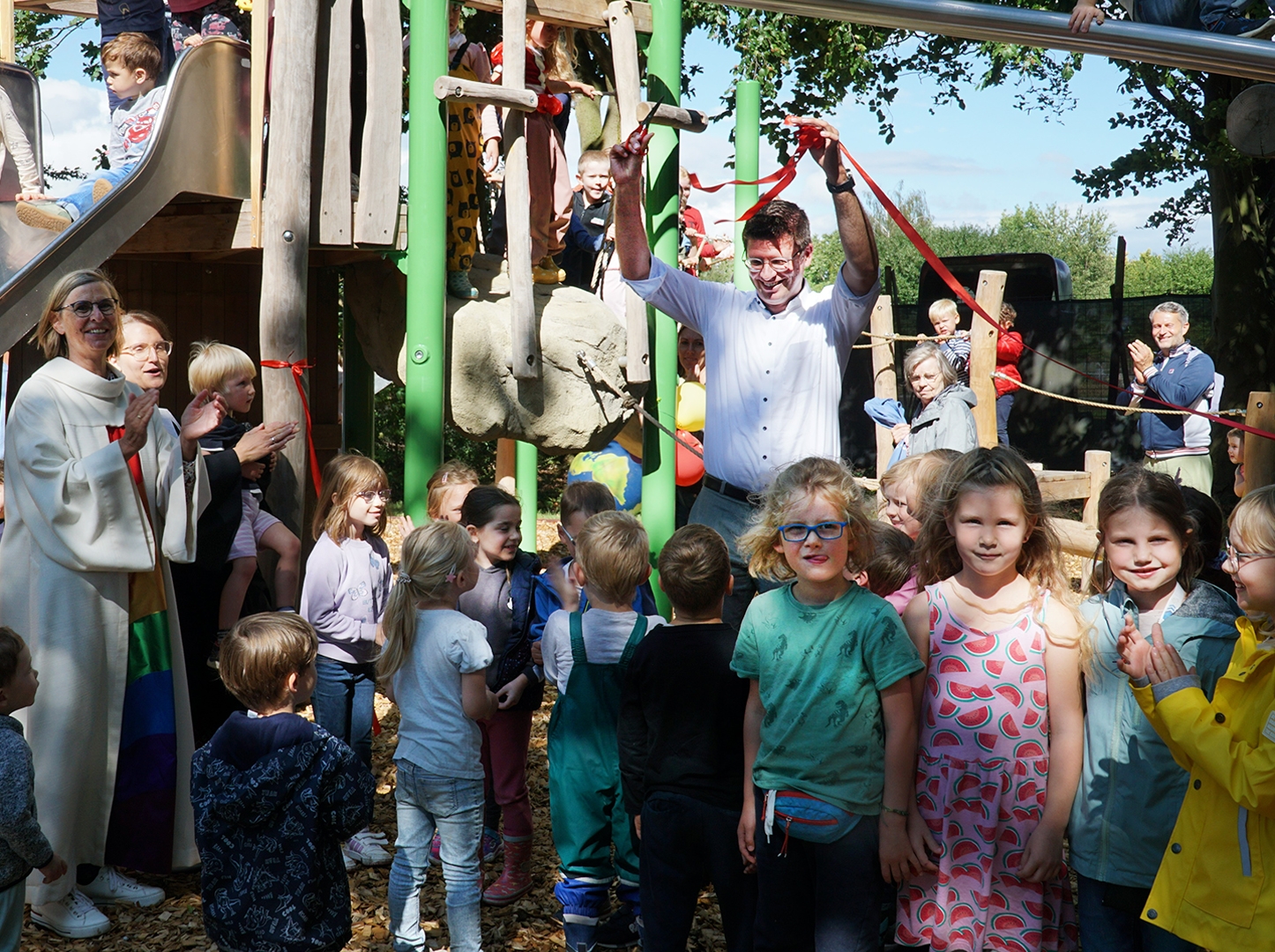 Bürgermeister durchschneidet das rote Band
