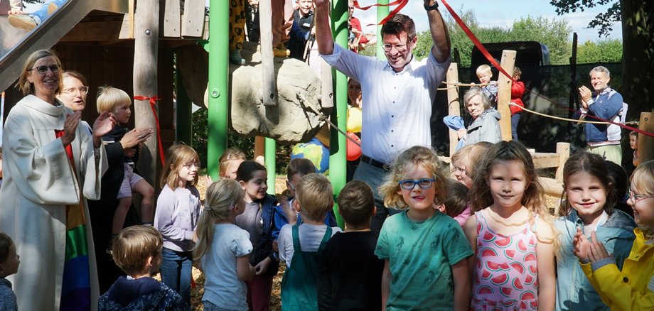 Bürgermeister durchschneidet das rote Band