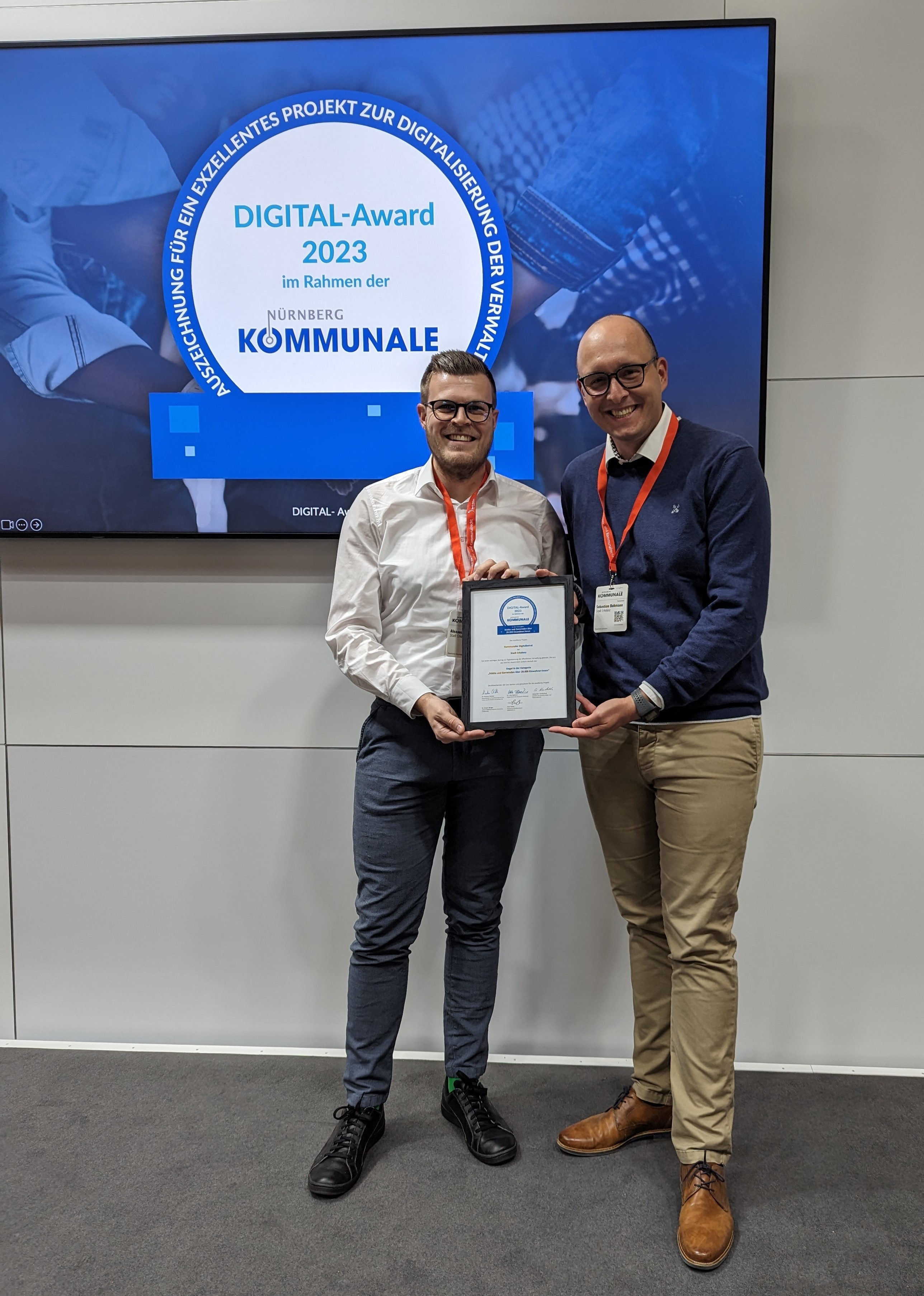 Mitarbeitende der Stadt Erkelenz mit einer Urkunde