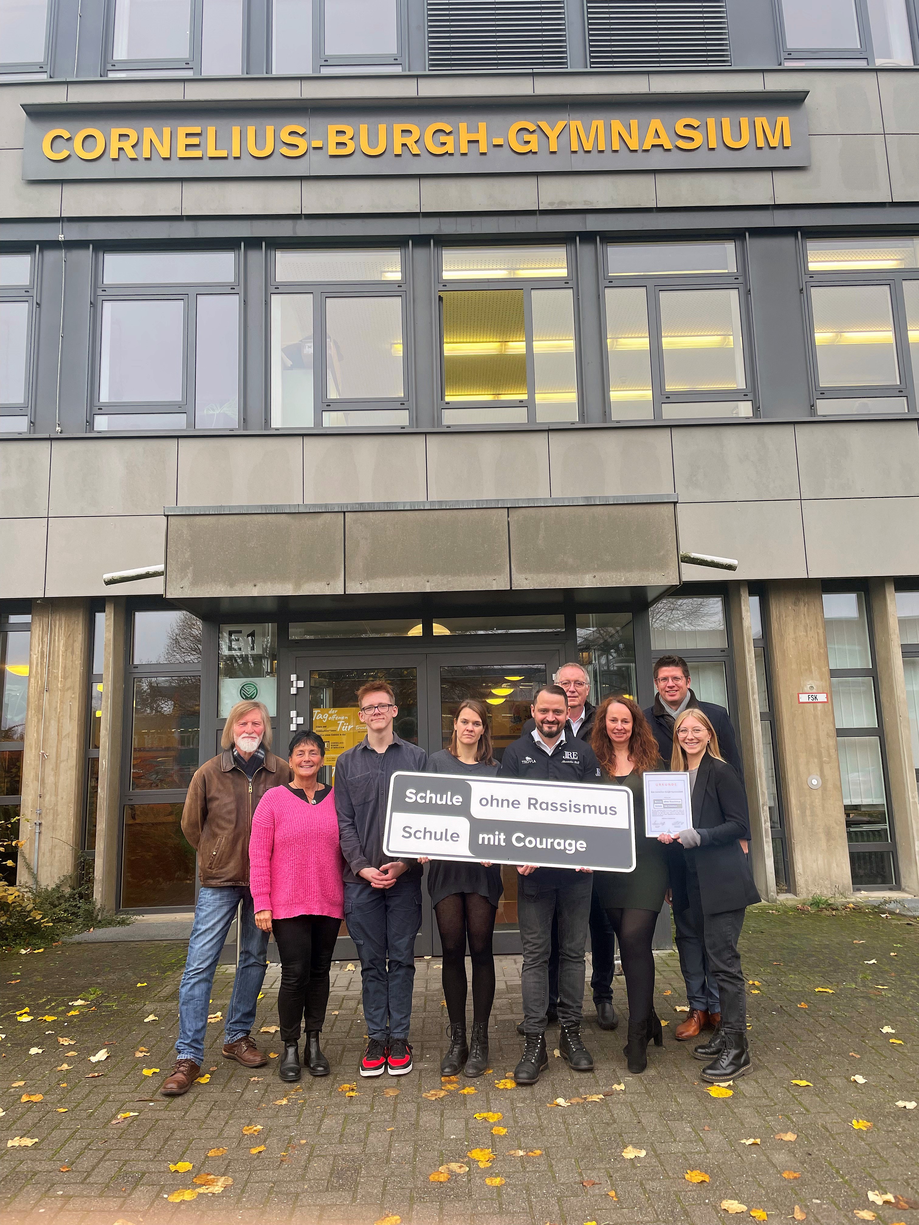 Gruppenfoto vor der Schule