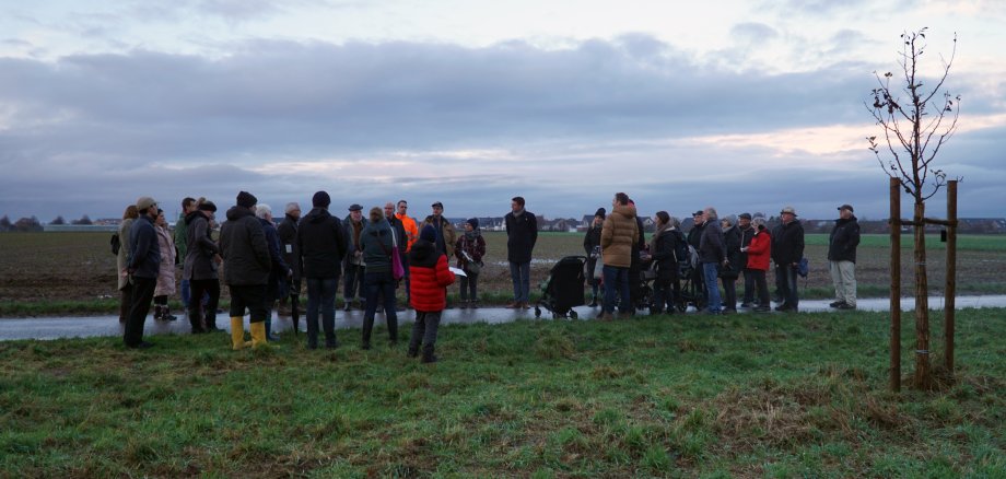 Personen, die einen Baum gespendet haben, auf dem Feldweg im Wahnenbusch bei Tenholt