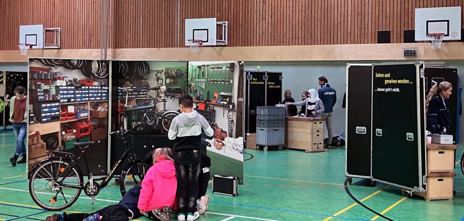 Kinder an einem Fahrrad in der Erka-Halle