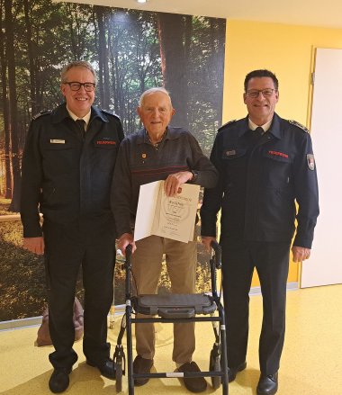 Foto Übergabe Urkunde anlässlich 80 Jahr in der Freiwilligen Feuerwehr