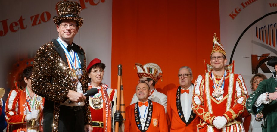 Bürgermeister Stephan Muckel mit Vertretungen der Karnevalsgesellschaften
