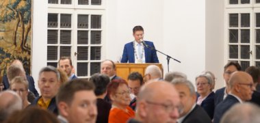 Bürgermeister Stephan Muckel am Rednerpult beim Schöffenessen