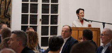 Landwirtschaftsministerin Silke Gorißen am Rednerpult beim Schöffenessen