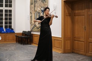 Musikerin Patrizia Portz spielt Geige beim Schöffenessen