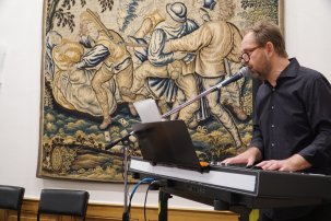 Musiker Michael Portz am Keyboard beim Schöffenessen