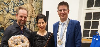Bürgermeister Stephan Muckel und das Musikerpaar Patrizia und Michael Portz