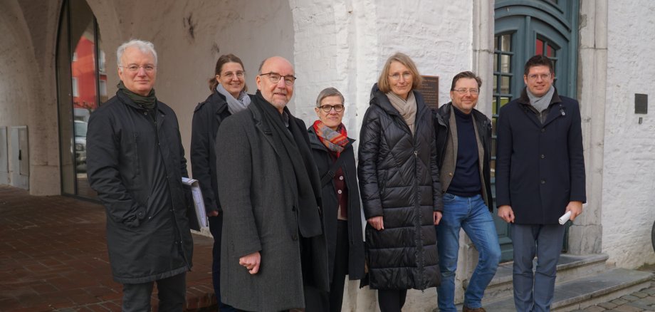 Von links nach rechts: Michael Pasch und Dorothee Daun (beide Bauaufsichts- und Hochbauamt), Technischer Dezernent Ansgar Lurweg, Dr. Claudia Euskirchen (Abteilungsleiterin Bau- und Kunstdenkmalpflege des LVR-Amtes Denkmalpflege im Rheinland), Dr. Andrea Pufke (Landeskonservatorin und Leiterin des LVR-Amtes Denkmalpflege im Rheinland), Martin Fauck (Amtsleiter Bauaufsichts- und Hochbauamt) und Bürgermeister Stephan Muckel.