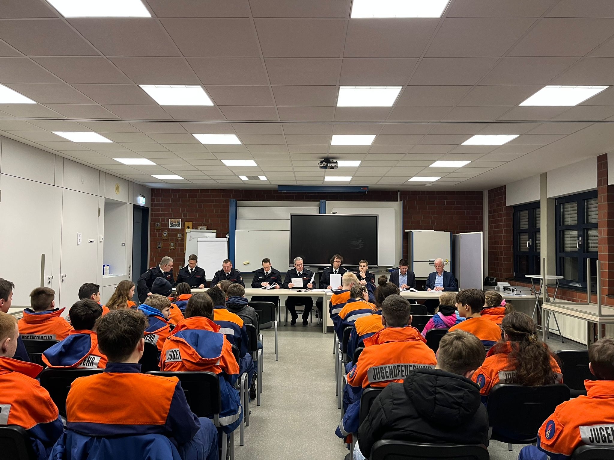 Mitglieder der Erkelenzer Jugendfeuerwehr bei der Jahreshauptversammlung.