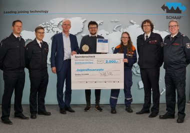 Bei der Spendenübergabe dabei: (v.l.n.r.) Patrick Pistel, Simon von der Ruhr, Dr. Hans-Heiner Gotzen, Lennart Köllges, Annika Selmair, Thomas Selmair, Helmut van der Beek.