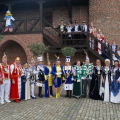 Gruppenfoto der Tollitäten mit Bürgermeister Stephan Muckel und Bundestagsabgeordnetem Wilfried Oellers