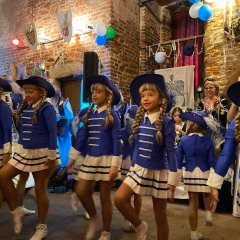 Die Kinder der Jugendgarde der karnevalistischen Tanzsport-Gesellschaft Lövenich Baal bereicherten die Veranstaltung durch ihren Auftritt und erhielten zum Dank Gebäck und eine Einladung zum Kirmesbummel mit dem Bürgermeister beim nächsten Lambertusmarkt.