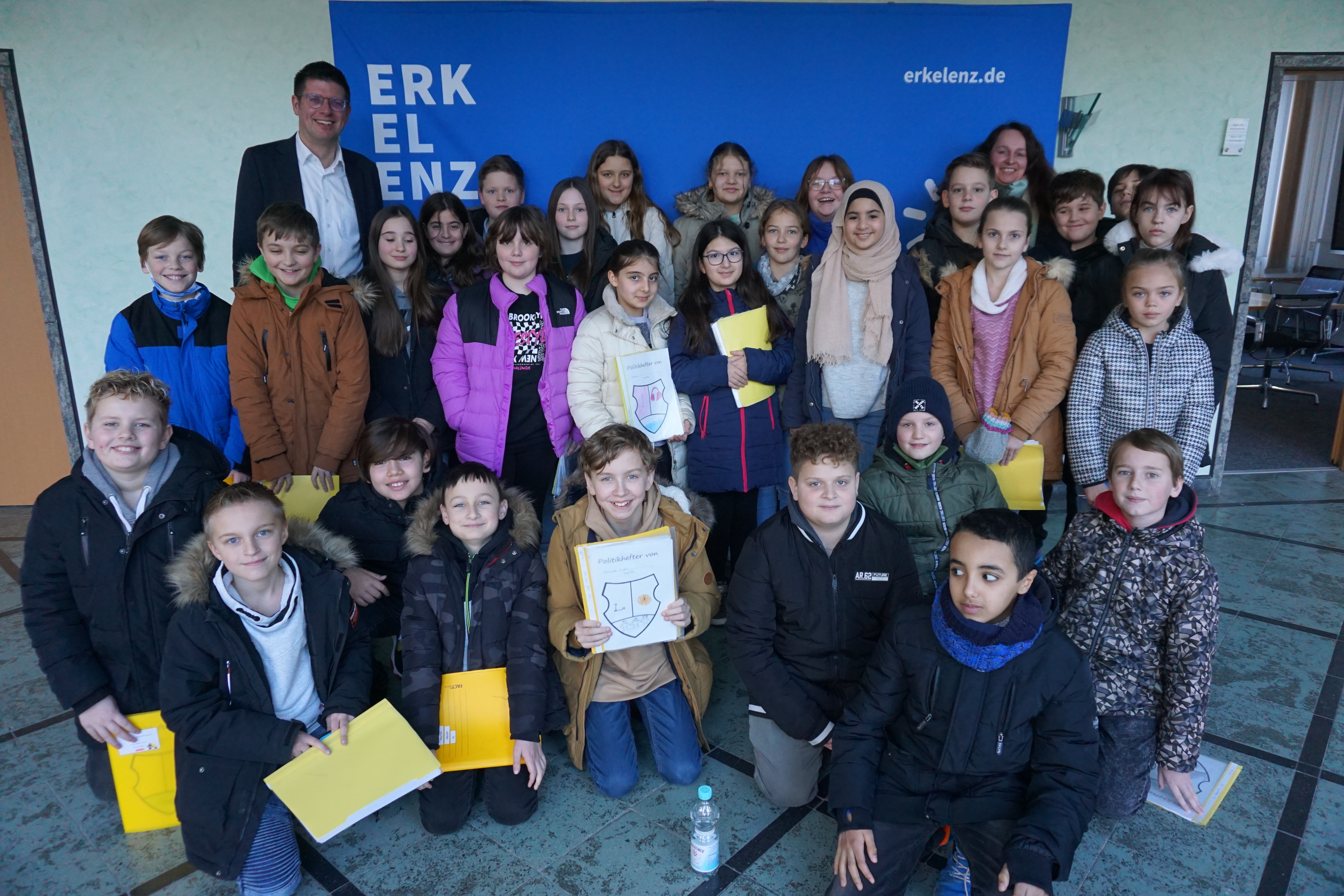 Gruppenbild: Schulklasse des CBG besucht Rathaus