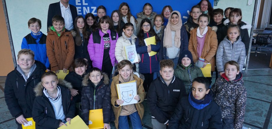 Gruppenbild: Schulklasse des CBG besucht Rathaus