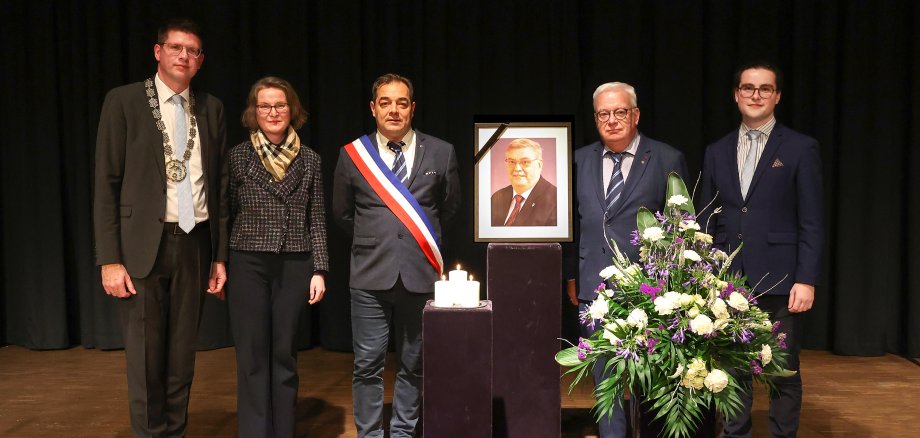 Gruppenbild mit französischer Delegation bei der Trauerfeier von Peter Jansen