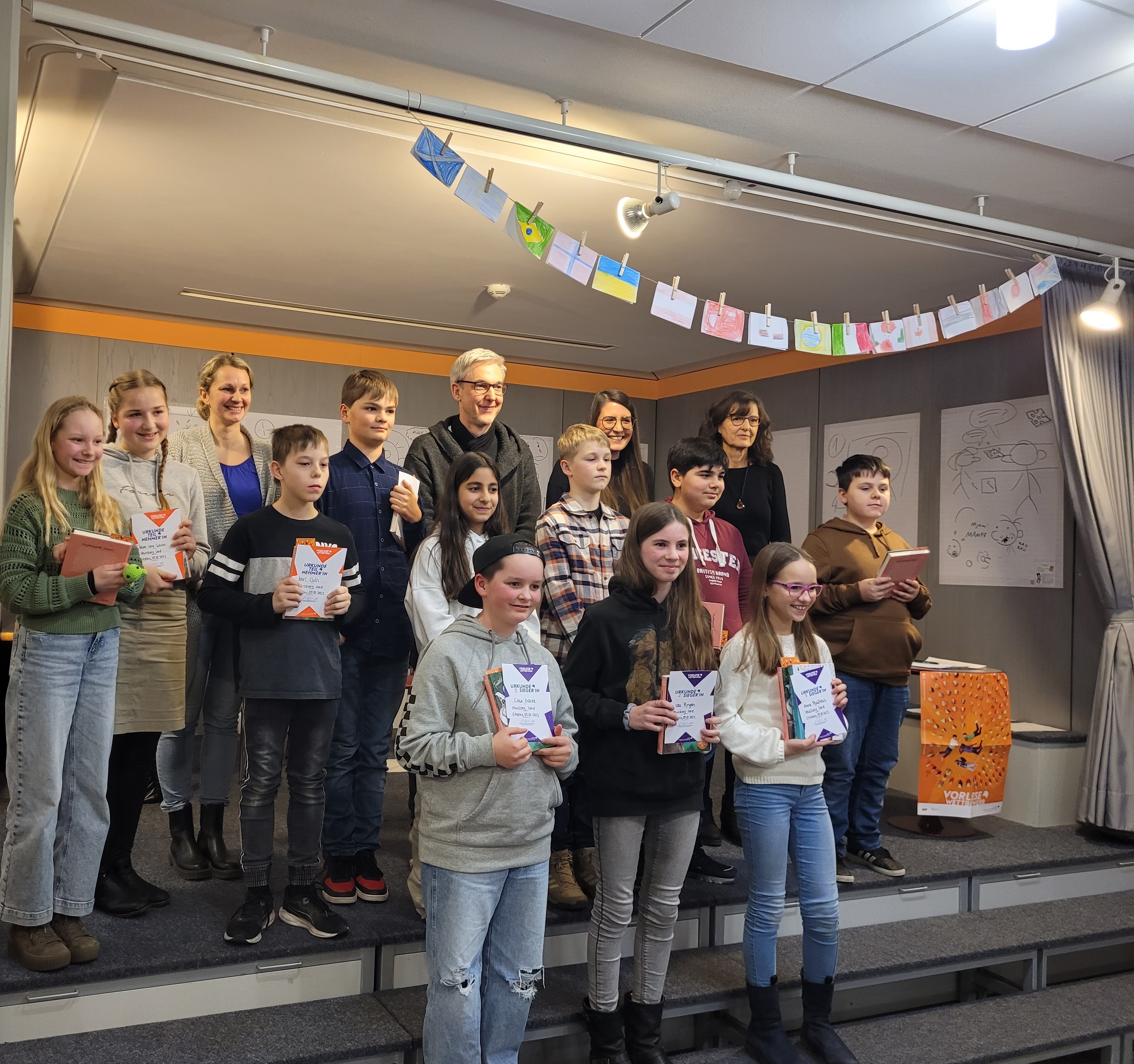 11 Jugendliche nahmen am Vorlesewettbewerb in der Erkelenzer Stadtbücherei teil. Sie vertraten ihre jeweiligen Schulen aus dem Norden des Kreises Heinsberg. Anna Pseftelis (vorne rechts) vom Erkelenzer Cusanus-Gymnasium fährt als Siegerin demnächst zum Bezirksentscheid nach Köln.