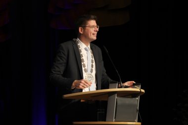 Bürgermeister Stephan Muckel informiert beim Neujahrsempfang über die Schwerpunkte des Jahres 2023.