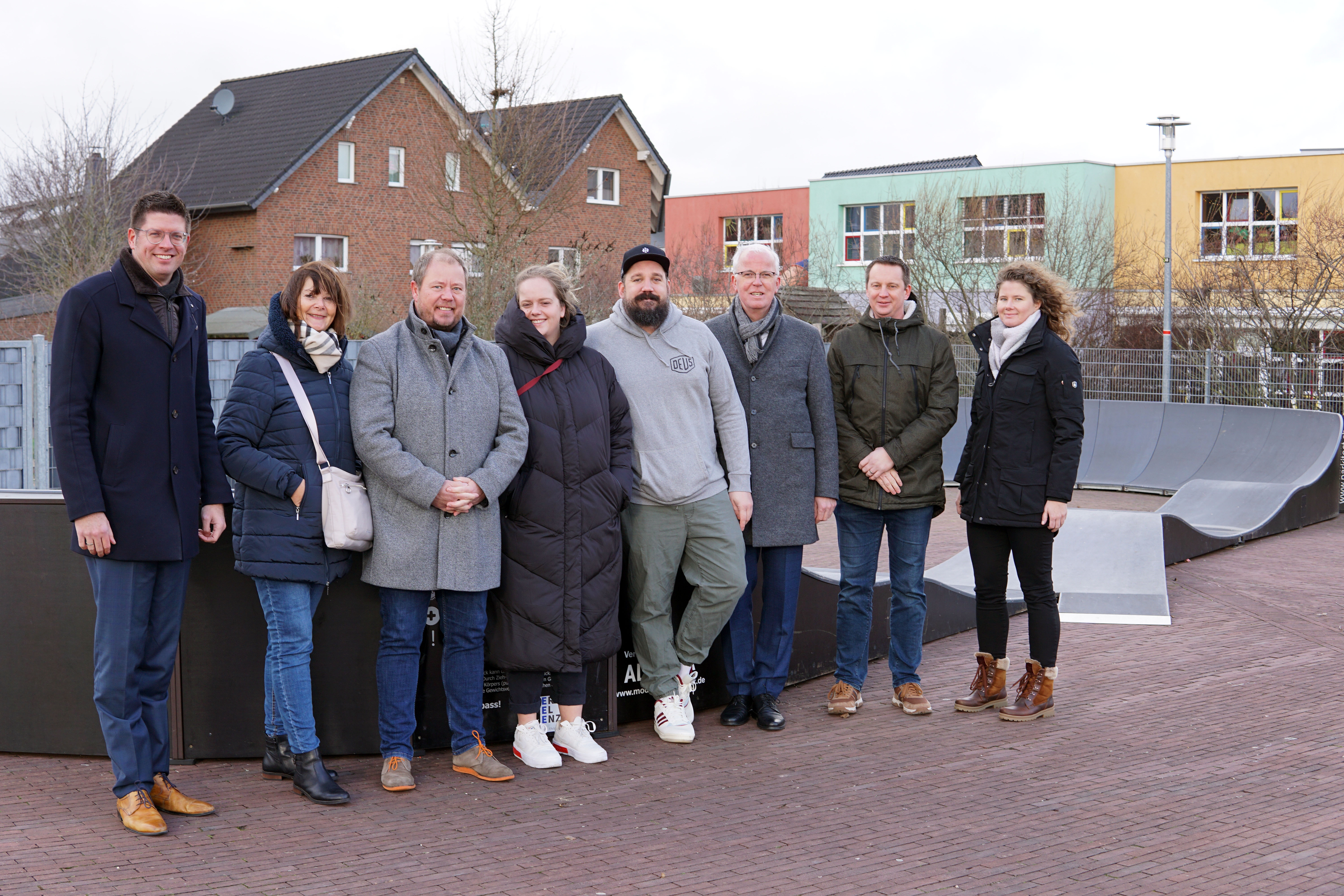Bei der Begutachtung der mobilen Pumptrack-Anlage dabei: Bürgermeister Stephan Muckel, Bernadett Meinold und Franz Bocks, Yvonne Larbalette und Simon Hoeren, Jugenddezernent Dr. Hans-Heiner Gotzen, Michael Wirtz, stellv. Leitung des Amtes für Kinder, Jugend, Familie und Soziales und Stadtjugendpflegerin Katharina Lüke.