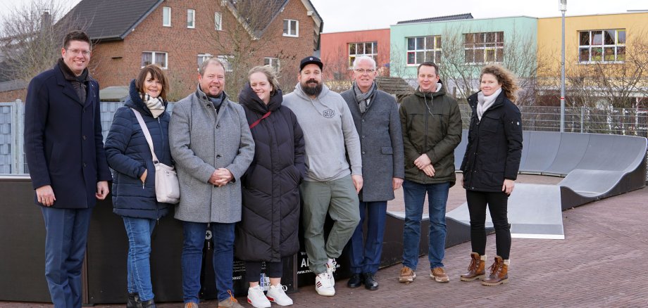 Bei der Begutachtung der mobilen Pumptrack-Anlage dabei: Bürgermeister Stephan Muckel, Bernadett Meinold und Franz Bocks, Yvonne Larbalette und Simon Hoeren, Jugenddezernent Dr. Hans-Heiner Gotzen, Michael Wirtz, stellv. Leitung des Amtes für Kinder, Jugend, Familie und Soziales und Stadtjugendpflegerin Katharina Lüke.