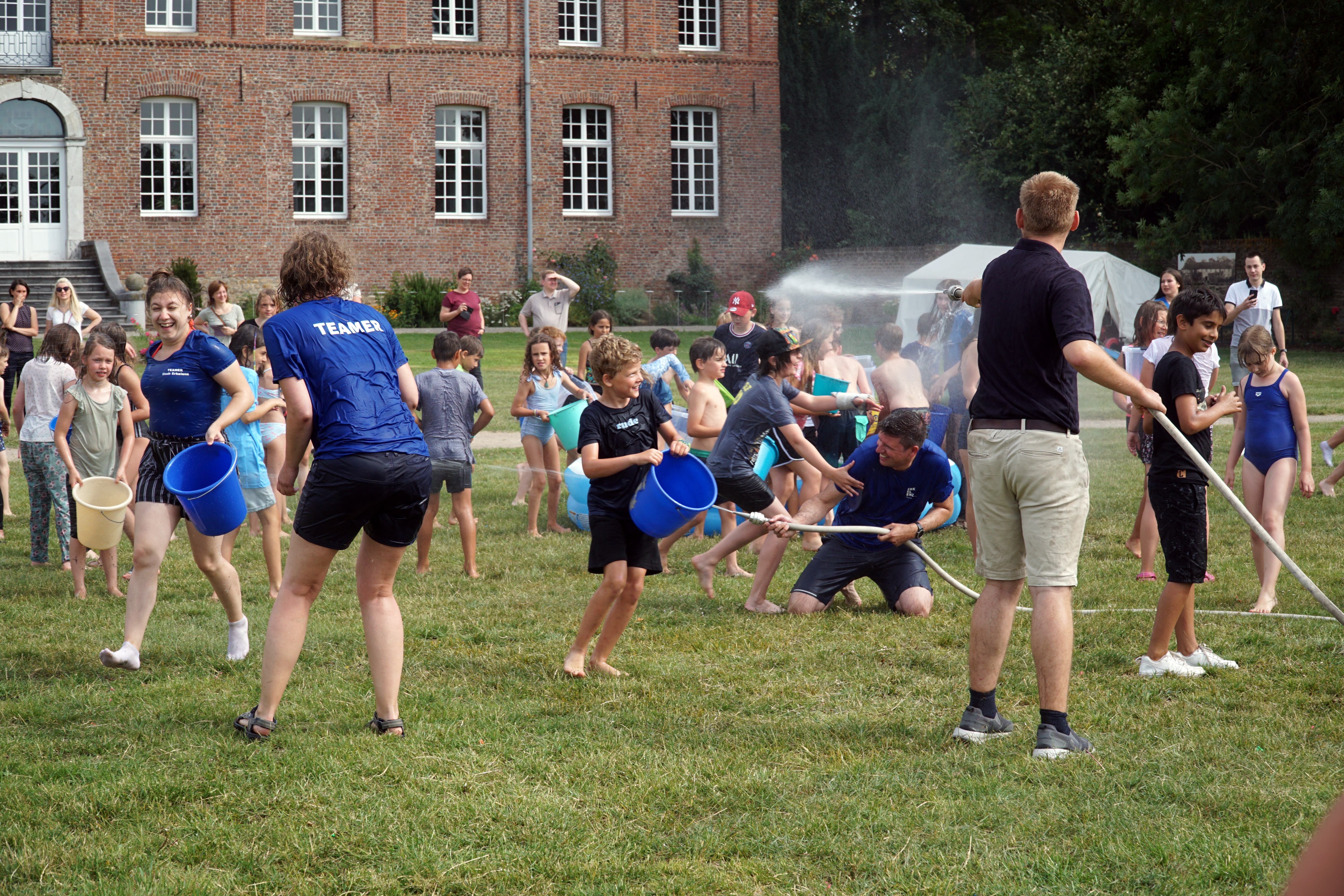 Bürgermeister Stephan Muckel während der Wasserschlacht