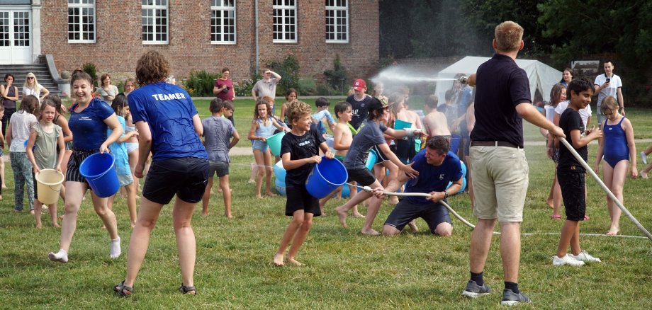 Bürgermeister Stephan Muckel während der Wasserschlacht