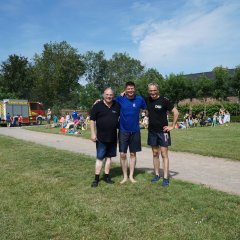 Bürgermeister Stephan Muckel, stellvertretender Bürgermeister Peter London und Bundestagsabgeordneter Wilfried Oellers nach der Wasserschlacht.