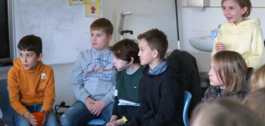 Kinder der Franziskus-Schule während eines Umweltbildungs-Angebotes der Stadt Erkelenz.