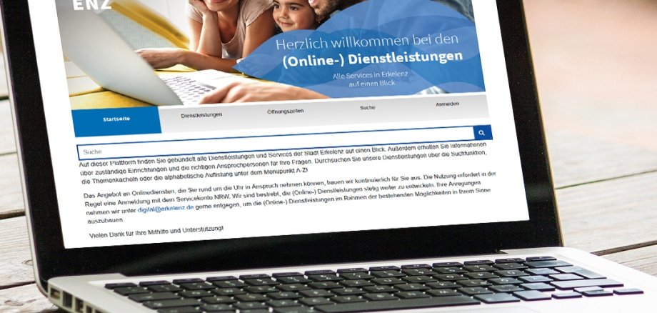 Online-Dienstleistungen der Stadt Erkelenz - Startseite wird auf Laptop angezeigt