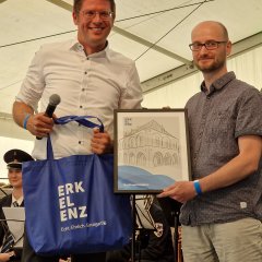 Bürgermeister Stephan Muckel überreicht Präsente aus Erkelenz
